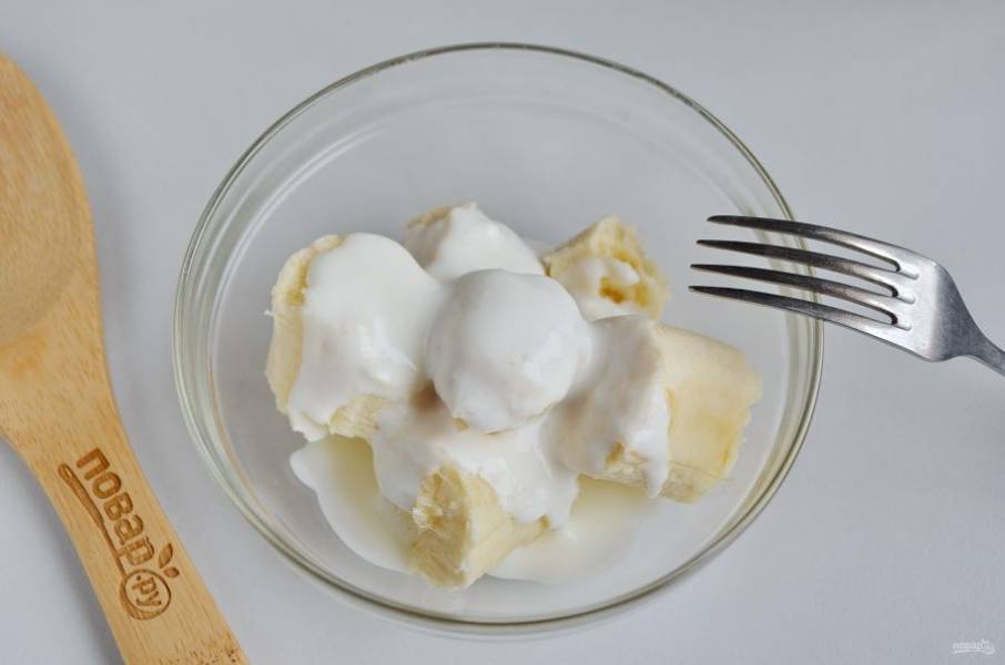 Спелый банан очистите от кожуры, поломайте на кусочки, добавьте две столовые ложки йогурта и вилочкой приготовьте пюре. 