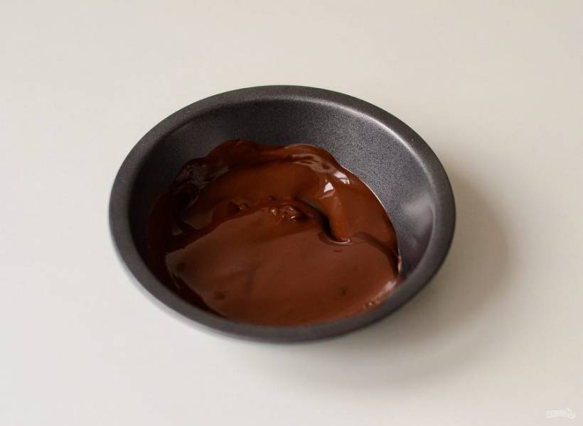 Шоколад растопите на водяной бане. Добавьте к нему небольшую порцию горячих сливок, перемешайте. Затем влейте шоколад в ковшик к остальным сливкам. Хорошо перемешайте.