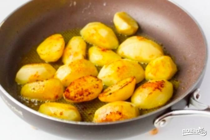 Теперь картошку нужно тоже обжарить на растительном масле до появления золотистой корочки, не забыв посолить.