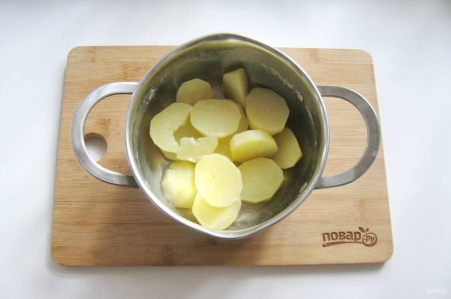 Варите картофель до готовности, после воду слейте.