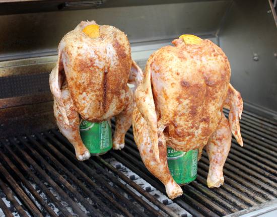 4. Отправляйте кур на гриль или в духовку на средне-высокую температуру на полтора часа. Мангал надо закрыть крышкой. У готовой курицы от кости будет легко отходить мясо.