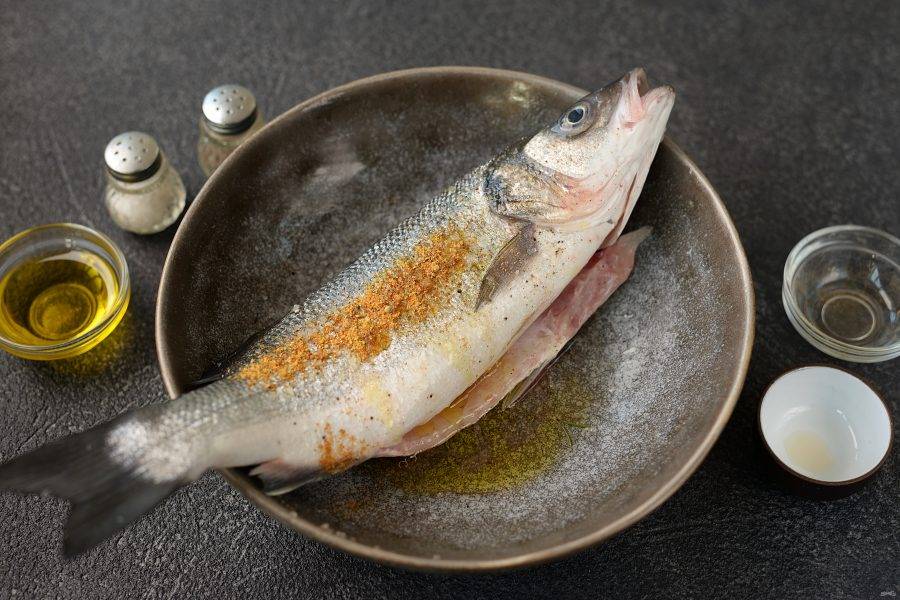 А пока почистите рыбу от чешуи, удалите внутренности и жабры. Посыпьте ее солью, перцем и приправой для рыбы, полейте растительным маслом и винным уксусом или лимонным соком. 