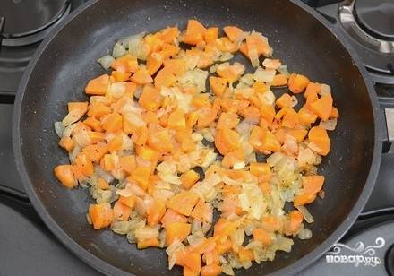 Добавьте в сковороду морковь и жарьте 10-15 минут, а затем посолите и поперчите.