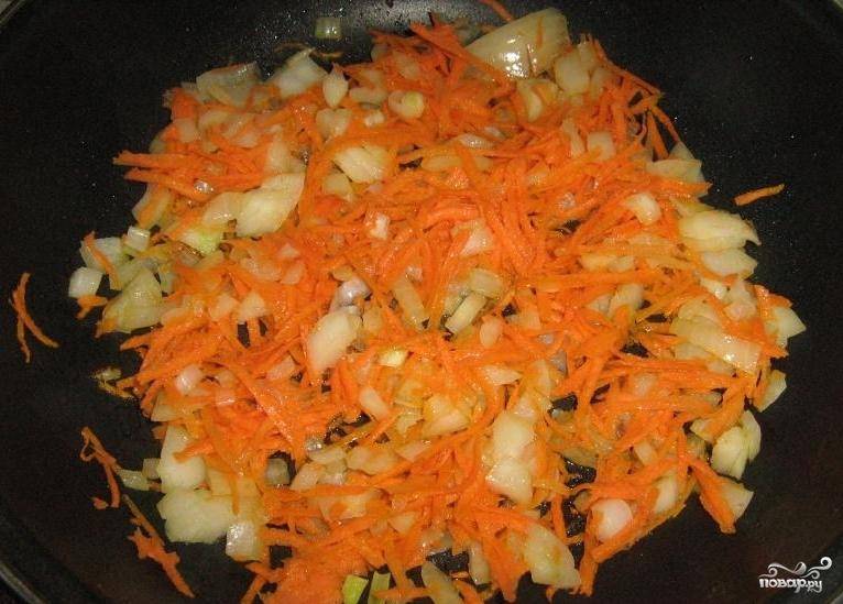 В сковородку нальем масла. Сначала обжарим лук  до золотистой корочки, следом забросим морковь. Жарить на среднем огне, периодически помешивая, около 10 минут.