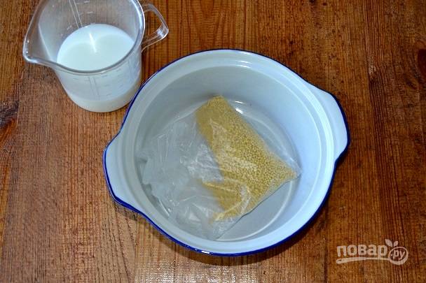 В кастрюлю выложите пакетик с пшеном. Влейте молоко и долейте воду, чтобы она полностью покрыла крупу. Подсолите по вкусу. Варите кашу на среднем огне около 15 минут. 