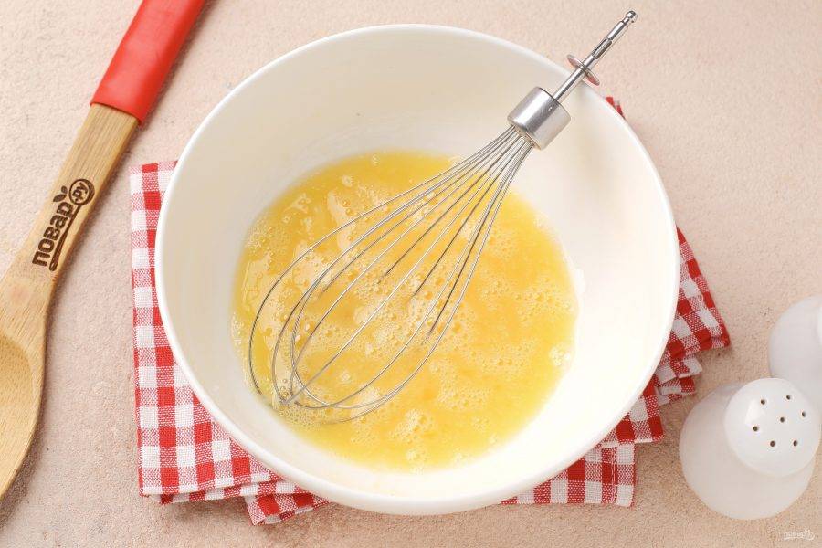 В глубокой миске взбейте яйца с сахаром и 1 ч.л. соли.