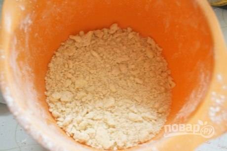 Готовим песочную крошку: смешиваем в миске муку, корицу, сахар и соль. Нарезаем холодное масло, руками все перетираем в крошку и ставим в холодильник.