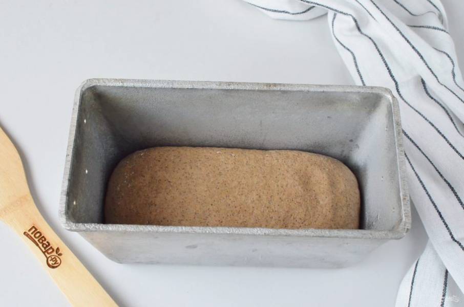 Форму для хлеба смажьте маслом, выложите тесто, разровняйте. Накройте пищевой пленкой и поставьте в тепло на 3-4 часа.