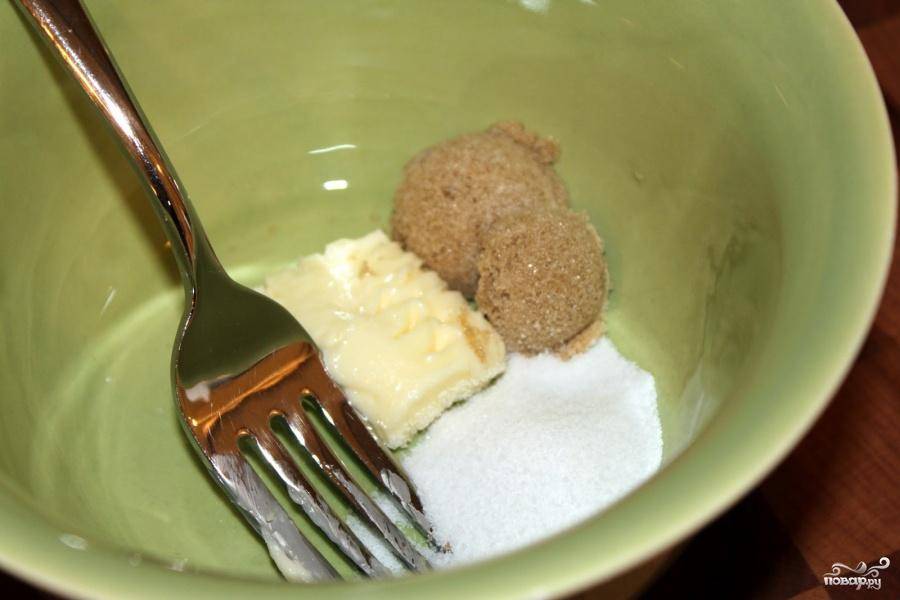 2. Добавить в миску сливочное масло и сахар. Сливочное масло должно быть комнатной температуры, чтобы смешать его с сахаром. Если вы достали масло прямо из холодильника, поместите его на 5 секунд в микроволновую печь, чтобы размягчить. 