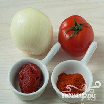 2.	Режем  небольшими кубиками чеснок, кольцами нарезаем лук.  В растительном масле теперь обжариваем чеснок с луком и томатной пастой, заливаем.
