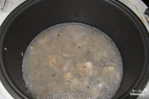Затем засыпьте в чашу мультиварки промытую крупу. Залейте два стаканчика воды, включите режим "Суп" или "Выпечка". Посолите и поперчите. Варите гречку с грибами, пока вся влага не впитается в крупу.