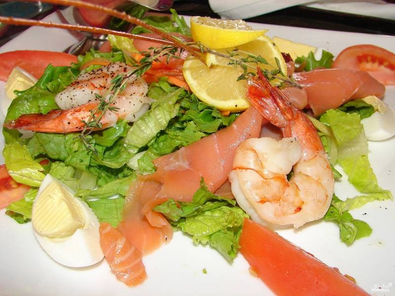 Слоеный салат «Фантазия» с красной рыбой, рецепт с фото — уральские-газоны.рф