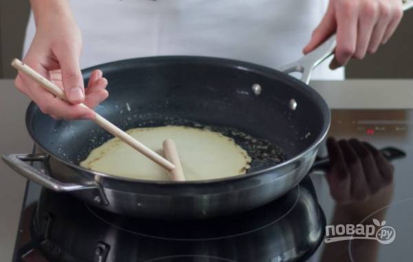 На сковороде со сливочным маслом обжарьте тонкие блинчики привычным способом.