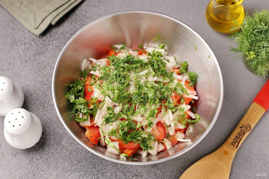Укроп и кинзу промойте, обсушите и порубите ножом. Добавьте к овощам измельчённую зелень, оливковое масло, яблочный уксус, соль и молотый перец по вкусу.