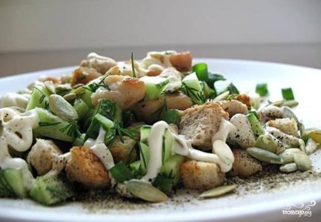 Салат с курицей, помидорами, огурцами и сухариками — рецепт с фото пошагово