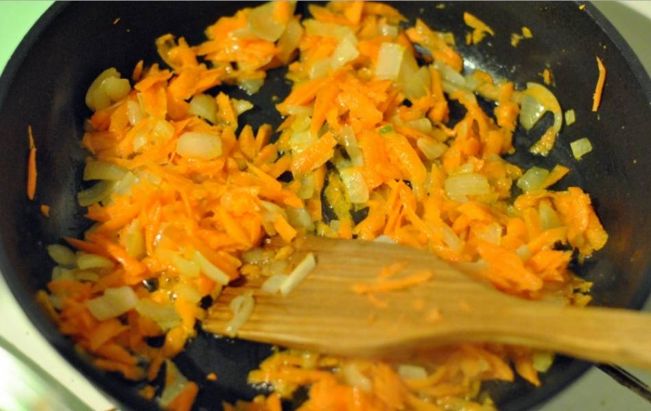 2. Лук и морковку измельчим и обжарим на растительном масле. 