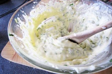4. В небольшой мисочке соединить майонез, сыр и зеленый лук. Добавить щепотку соли, перца и немного вустерского соуса. Как следует перемешать. 