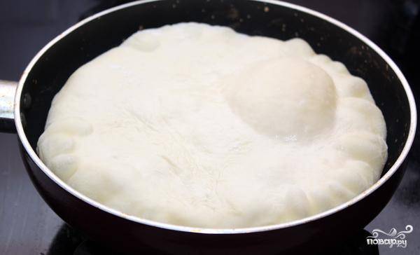 В сковороду наливаем немножко растительного масла. Кладем в нее наш пирог швом вниз. Накрываем сковороду крышкой и на медленном огне готовим около 7-8 минут.