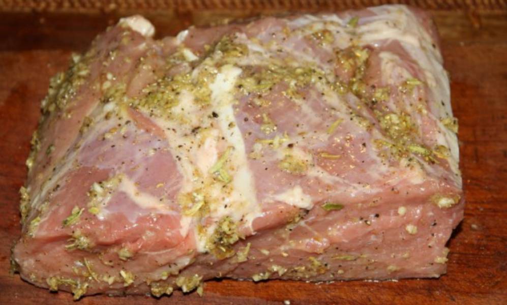 Половиной приготовленного маринада натрите цельный кусок свинины. Поместите его на ночь в холодильник, чтобы хорошенько замариновался.