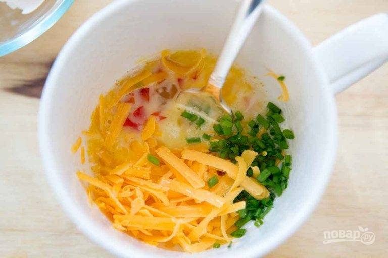 3.	Нарежьте мелко перец и зеленый лук, натрите на терке сыр. Выложите все ингредиенты в чашку.