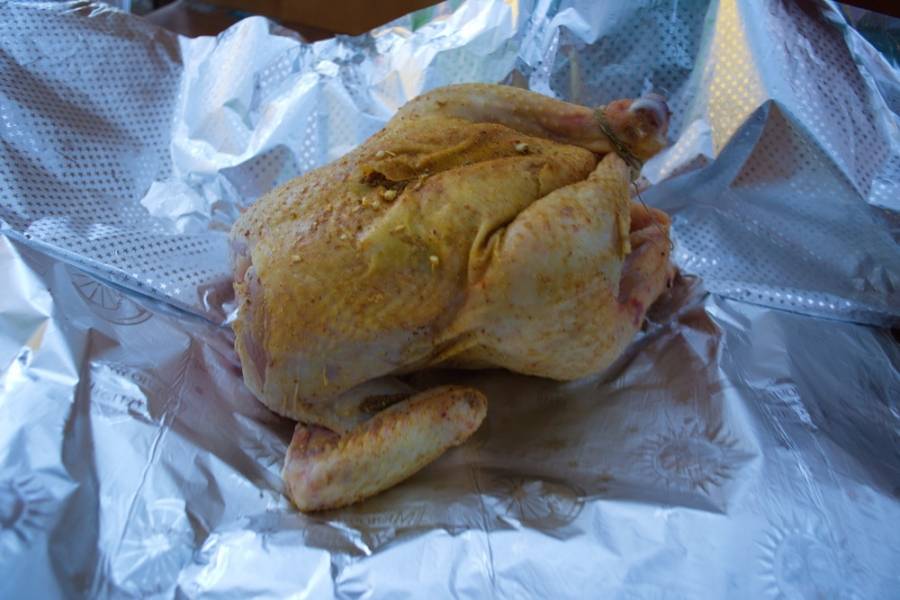 Из фольги сформируйте поддончик. Уложите на него открытую курицу. Разогрейте духовку до 200 градусов. Запекайте курицу в духовке 1-1,5 часа до готовности.
