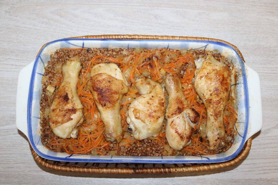Куриные ножки с ароматной гречкой из духовки – кулинарный рецепт