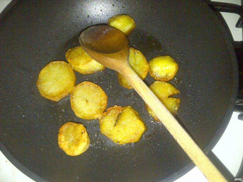 Отварите картошку, затем обжарьте ее. Резать лучше кольцами, но если картошка крупная, то ломтиками. Яйца отварите всмятку. 