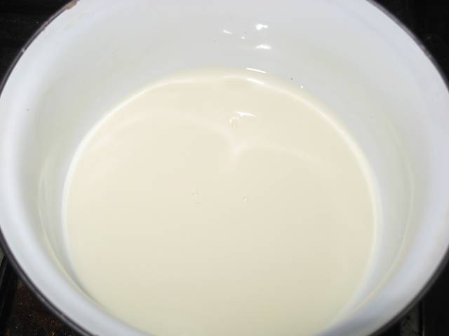 Молоко с 50 граммами сахара доводим до кипения.