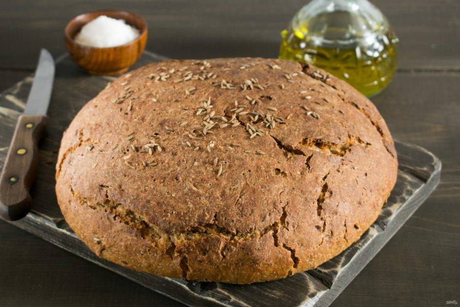 Посыпьте хлеб тмином и поставьте в духовку (180°) на 40-45 минут. Остудите на решетке. Приятного аппетита!