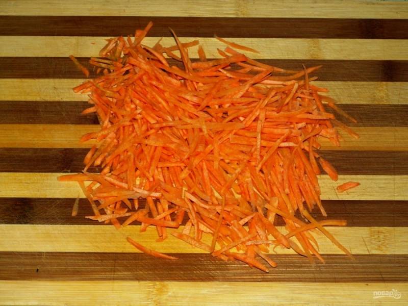 Порежьте морковку тонкой соломкой.