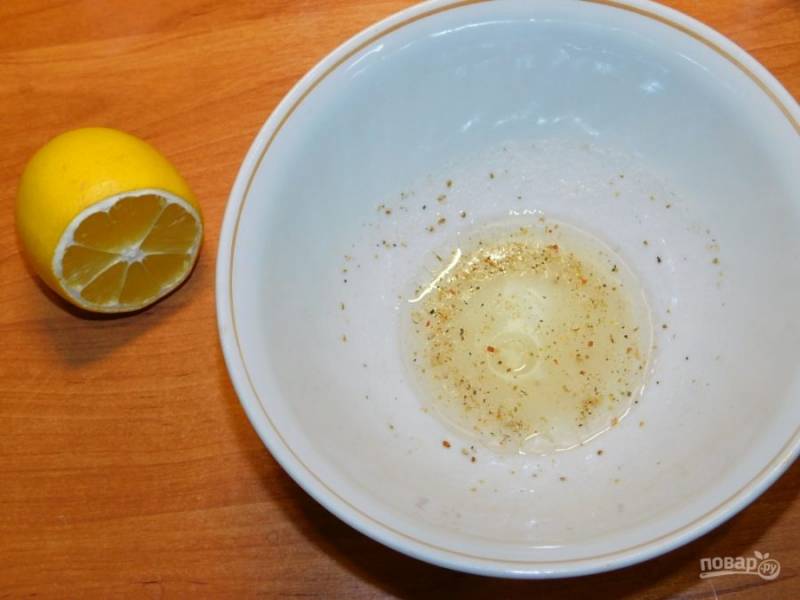 Из половинки лимона выжмите сок. Добавьте к нему оливковое масло, соль и специи.