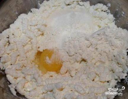 Добавляем к творогу яйцо, муку, соль и сахар. По желанию можно добавить совсем немного ванильного сахара.