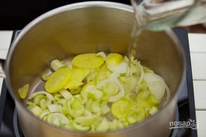 В кастрюлю или сотейник влейте масло. Выложите порезанные овощи и влейте половину воду. Варите овощи  в течение 15 минут.