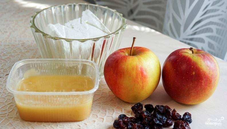 1. Вот такой скромный набор ингредиентов необходим, чтобы вы смогли повторить этот простой рецепт печеных яблок с творогом на своей кухне. 
