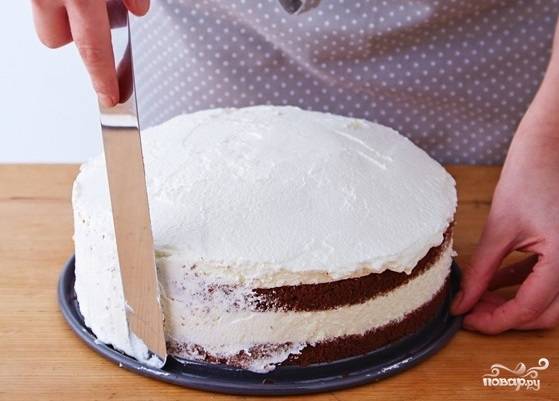11. На торт выложите крем, сначала промажьте как следует корж, а затем бока. 