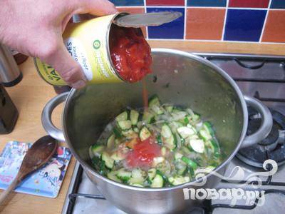 И добавьте нарезанные помидоры. Лучше использовать консервированные, нарезанные помидоры в собственном соку, если таковых нет под рукой то можно измельчить и свежие помидоры.