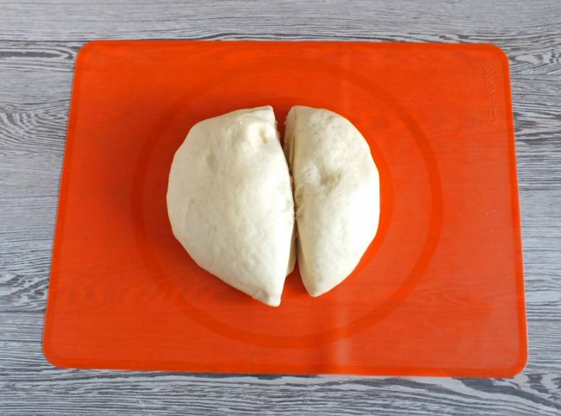 Готовое тесто разделите на две неравные части.
