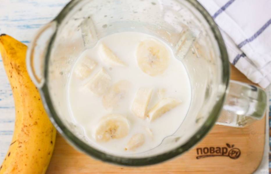 Влейте в чашу блендера холодное молоко любой жирности. Из теплого напитка пышная пенка не получится.