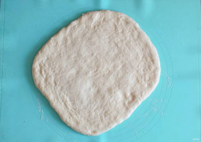 Рабочую поверхность слегка присыпьте мукой. Выложите на неё тесто и раскатайте в пласт толщиной 1,5 см.