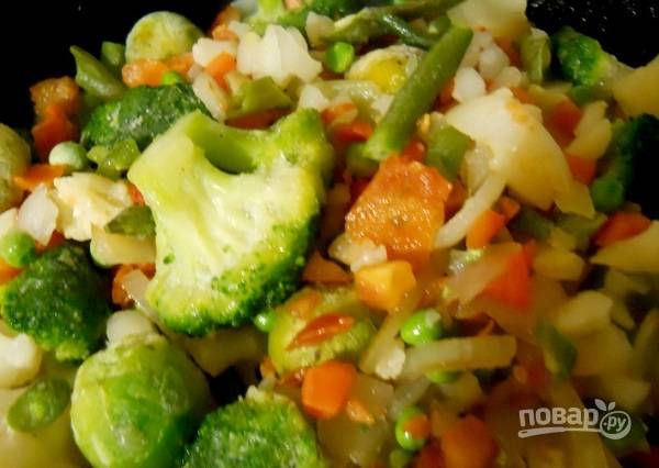 3. Добавьте овощи и обжарьте несколько минут, помешивая (свежие овощи 3-4 минуты, замороженные - пока не испарится лишняя влага). 
