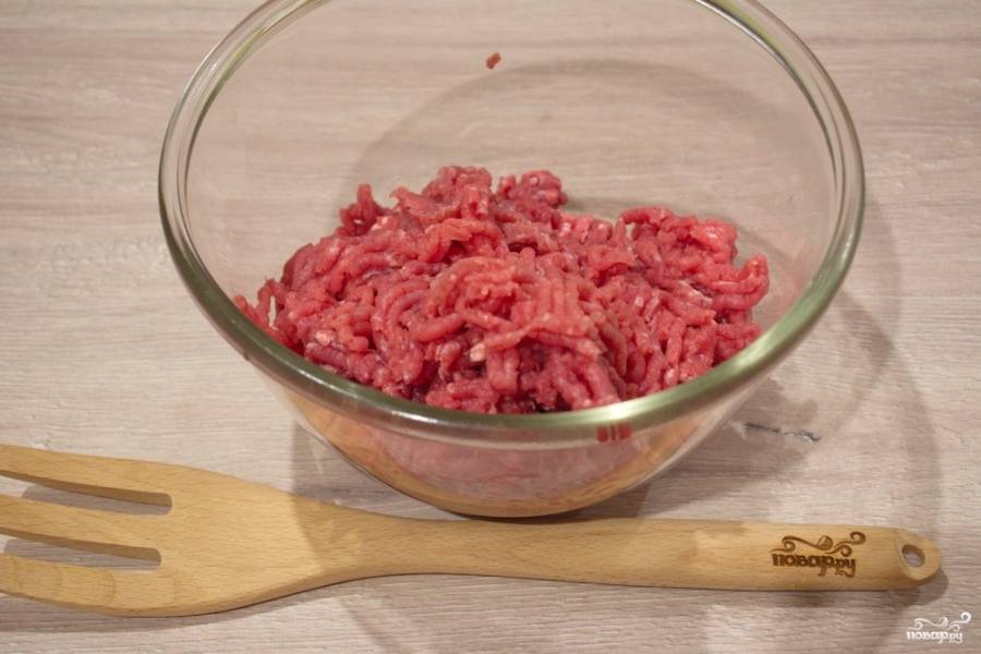В мясорубке перекрутите мясо говядины. Для фарша я беру несколько частей мяса (немного ошейка, лопатки, голяшки). На мой взгляд, такой состав фарша наиболее удачный. 