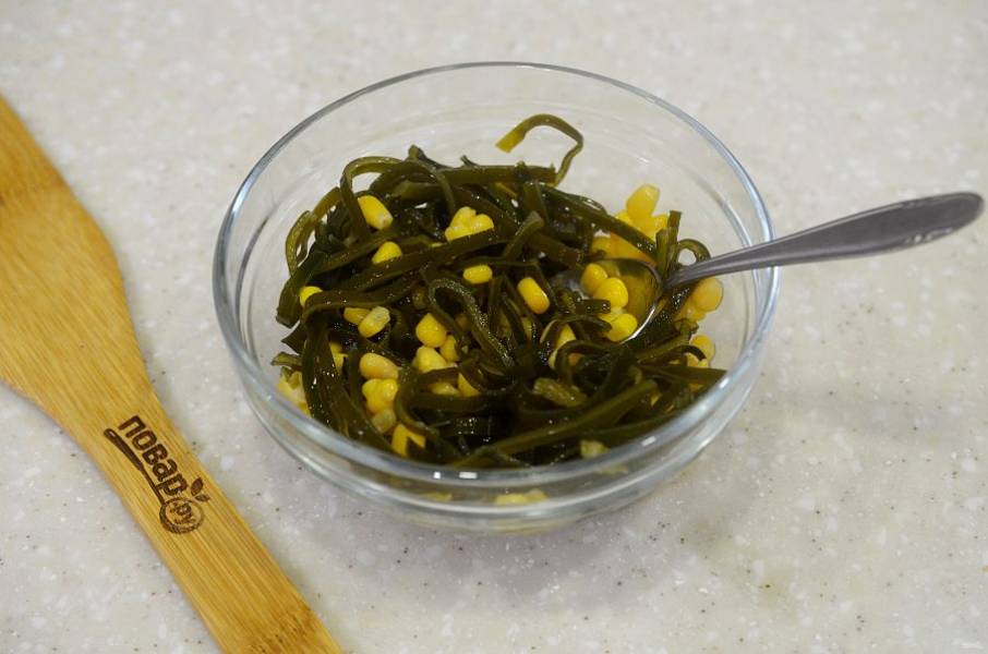 1. С капусты и кукурузы слейте жидкость, соедините продукты в одной миске.