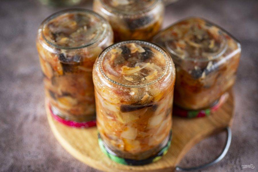 Банки с салатом достаньте из кастрюли, закройте герметично крышками, переверните
вверх дном, укутайте толстым одеялом и оставьте в таком положении на ночь.