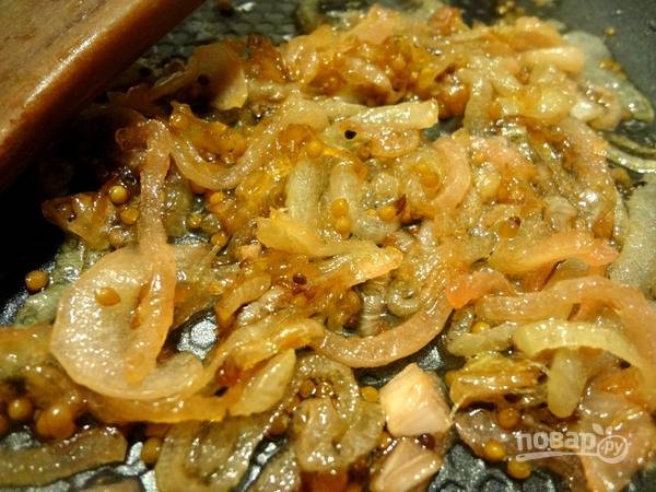 После маринования отделите рыбу от лука с горчицей. С лука слейте маринад. Потом обжарьте его до золотистого цвета в масле.