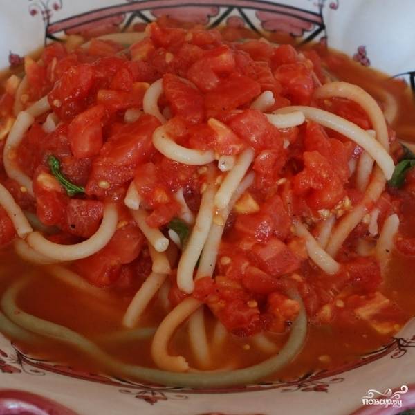 Выкладываем пасту на порционные тарелки вместе с томатным соусом.