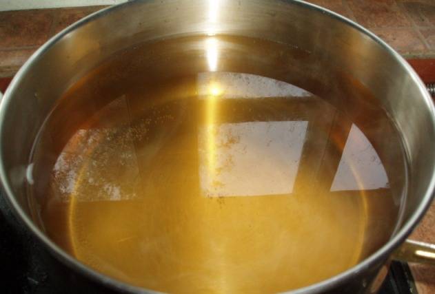 Для маринада в кастрюле смешиваем воду, уксус и соль, варим все в течение 7-10 минут. 