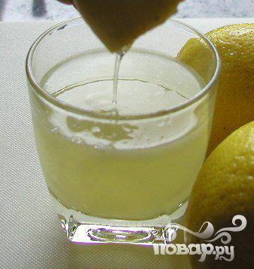 1. Лимон помыть, очистить цедру и выжать из него сок. 