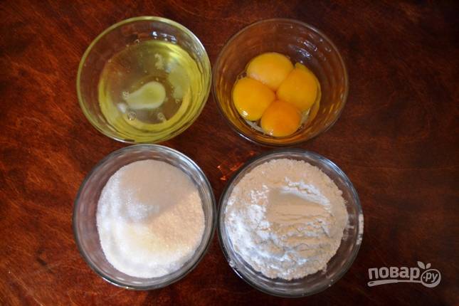 Подготовим ингредиенты для бисквитного теста, муку хорошо просеиваем (лучше 2 раза) и отделяем желтки от белков.
