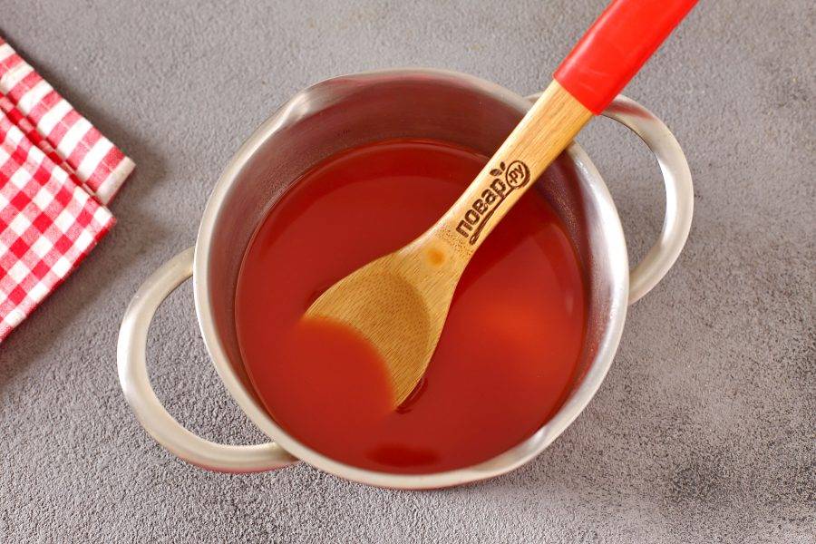 В томатный сок добавьте соль и сахар. Перемешайте и доведите до кипения.