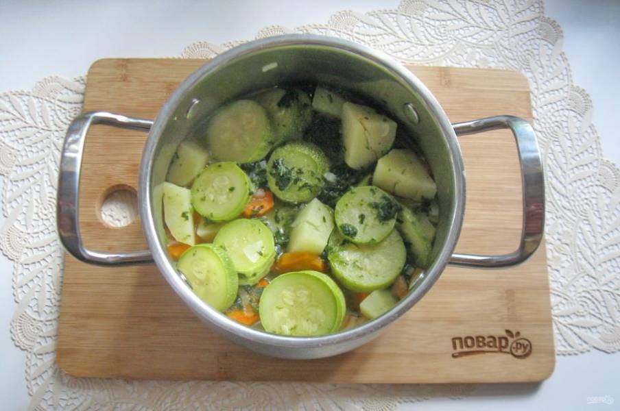 Варите овощи в кастрюле до готовности.